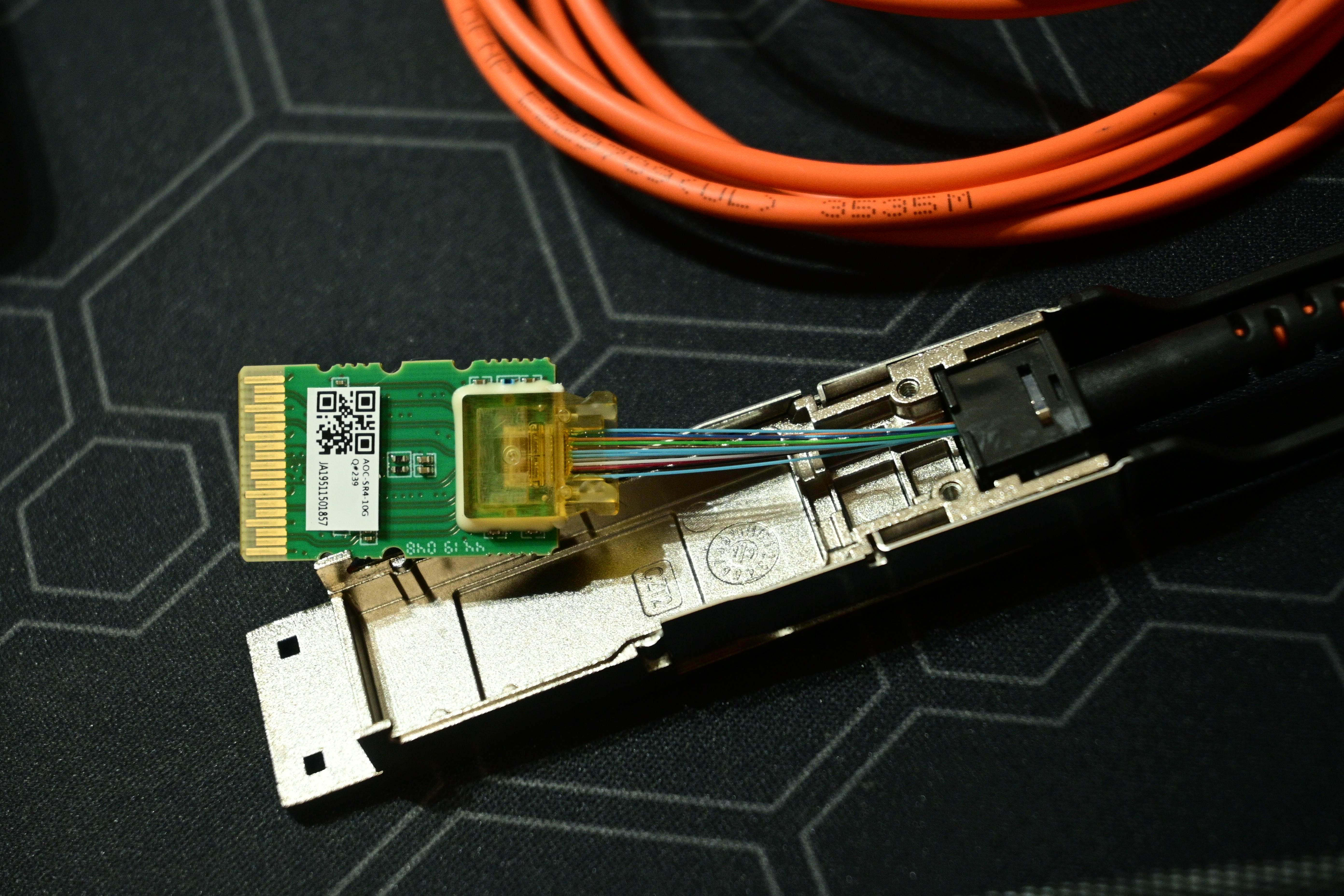 نمای واقعی اجزای داخلی یک ماژول نوری QSFP